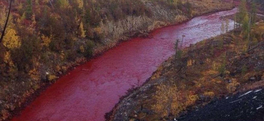 Sungai berubah menjadi darah